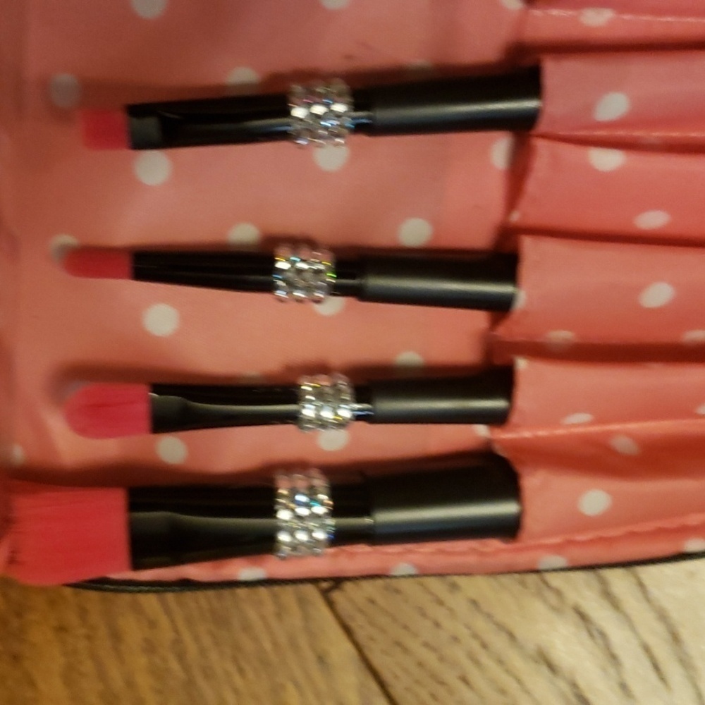 Makeup bag with  new brushes - Picture 3 of 6